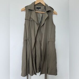 Sleeveless jacket with belt by DREW